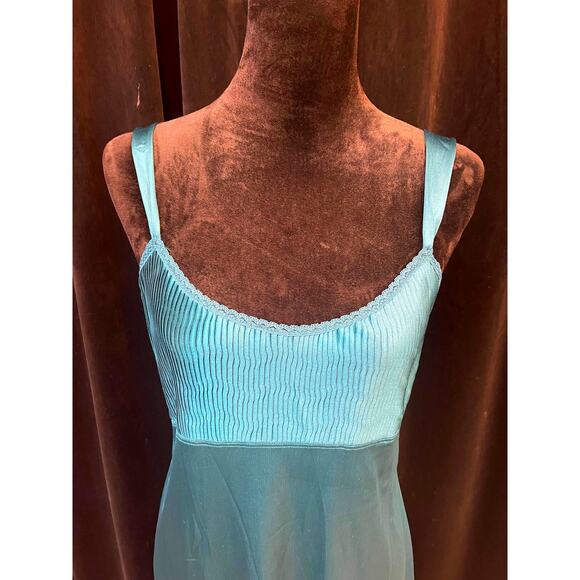 VINTAGE VANITY FAIR SATIN EMERALD GREEN NIGHTGOWN (MEDIUM) - Picture 3 of 4